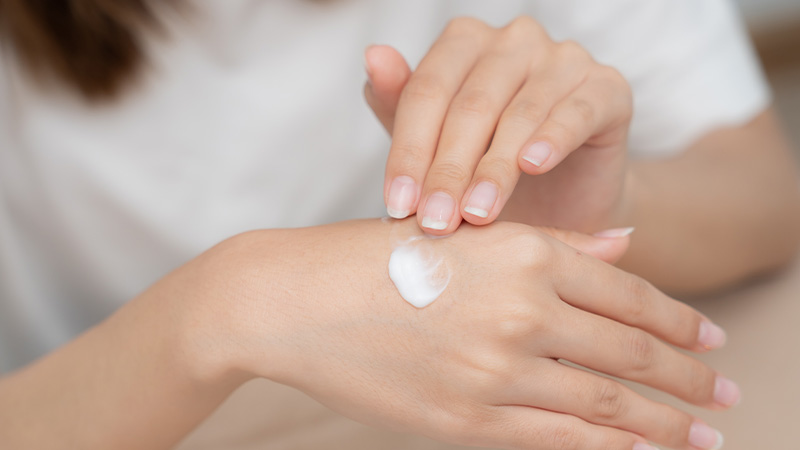 crema sulle mani